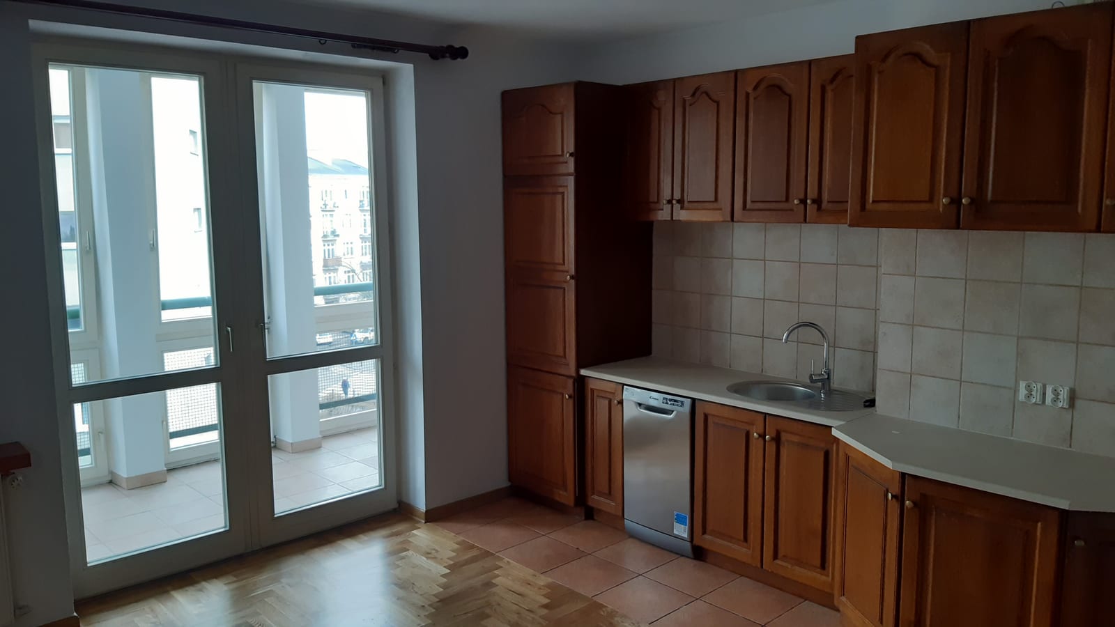 Kuchnia z widokiem w strone loggii